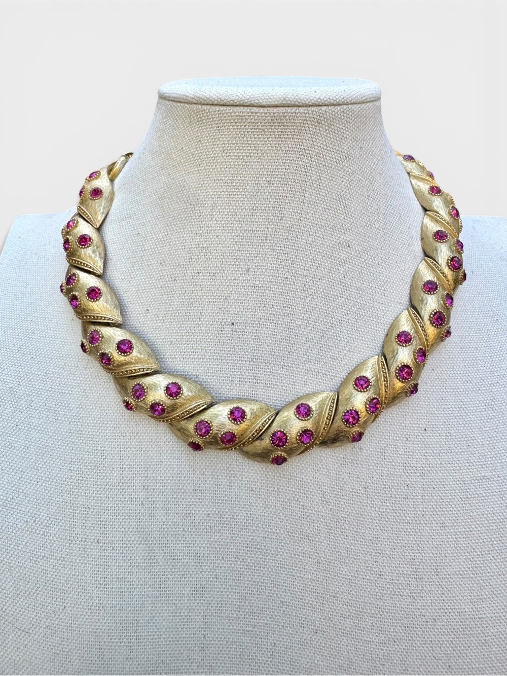 LISNER Rare Vintage Demi Parure Magenta Crystal Necklace & Clip Earring Set - Picture 5 of 15
